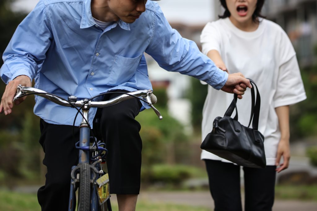 混雑エリアはひったくりも注意する